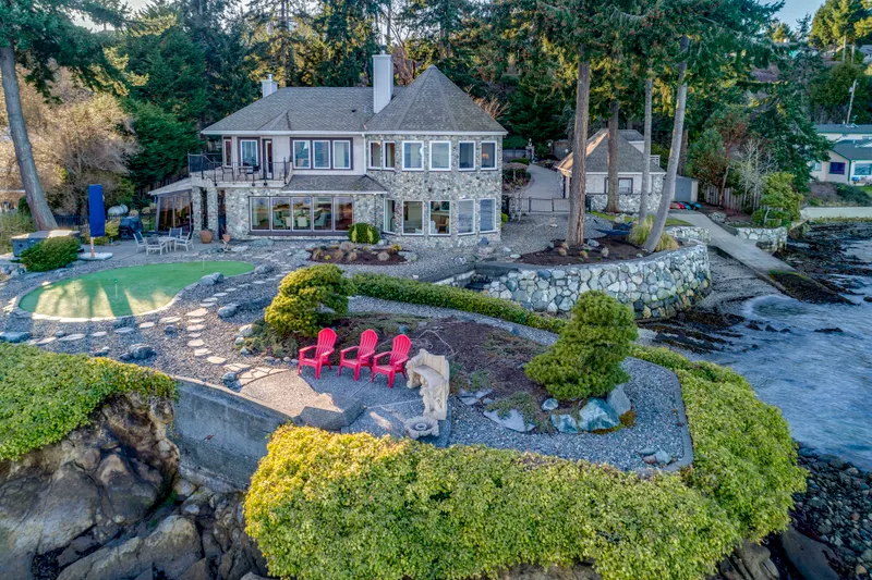 ne of the most unique and stunning waterfront estates I have ever seen and I have seen A LOT of them... PLUS hard to find TOTAL