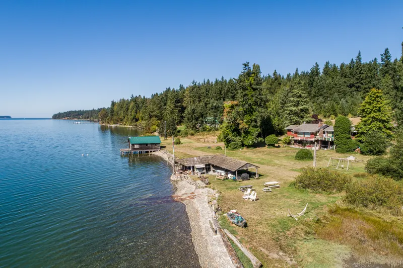 Approximately 800 Feet of No-Bank Waterfront. Approximately 800 Feet of No-Bank Waterfront.