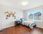 The versatile second bedroom with its own bathroom is ideal for guests, roommates or as a flexible room.