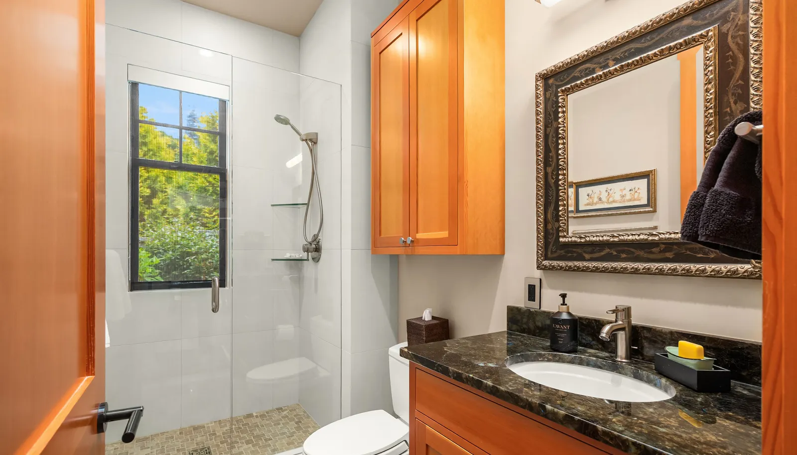 The en-suite bath of the upper east bedroom
