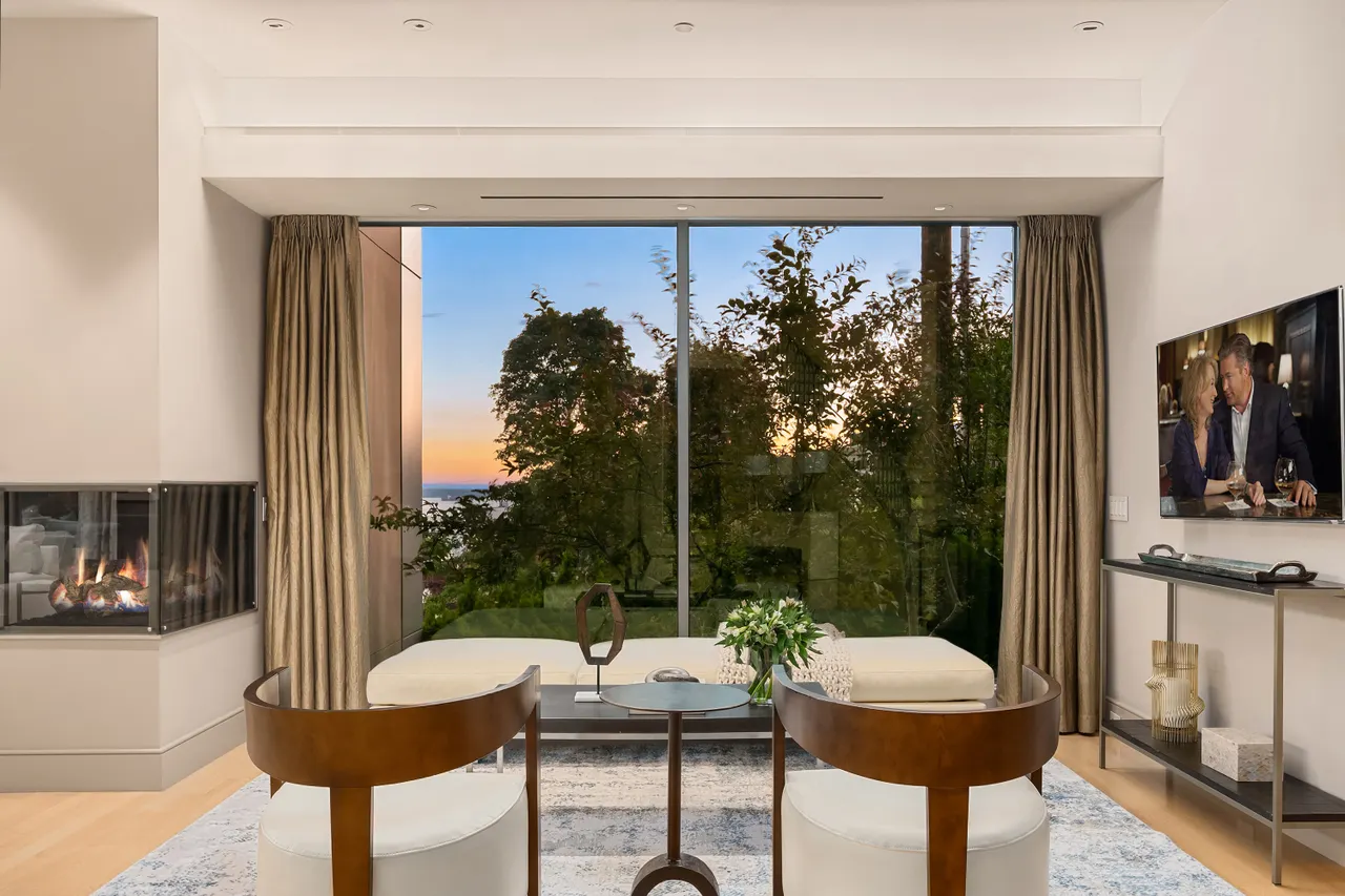 As you turn to the right there is this cozy niche with a western outlook, the perfect spot to enjoy a glass of wine and watch the evening news.