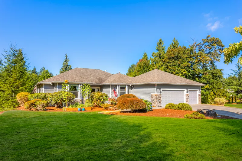 Professionally landscaped - corner lot Professionally landscaped - corner lot