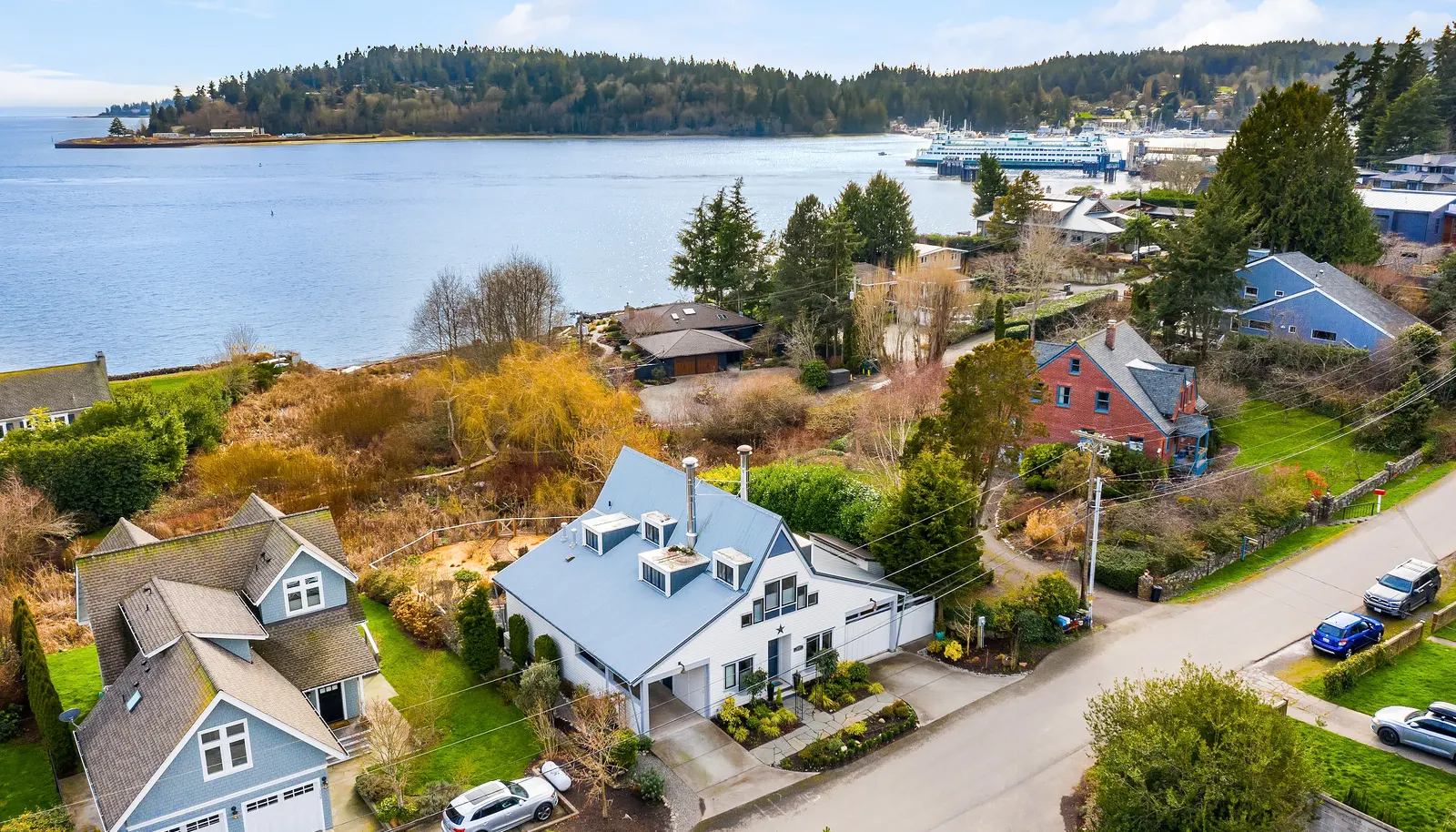 Unbeatable ease of access to the ferry and Winslow Way... you will not need a ferry schedule here!