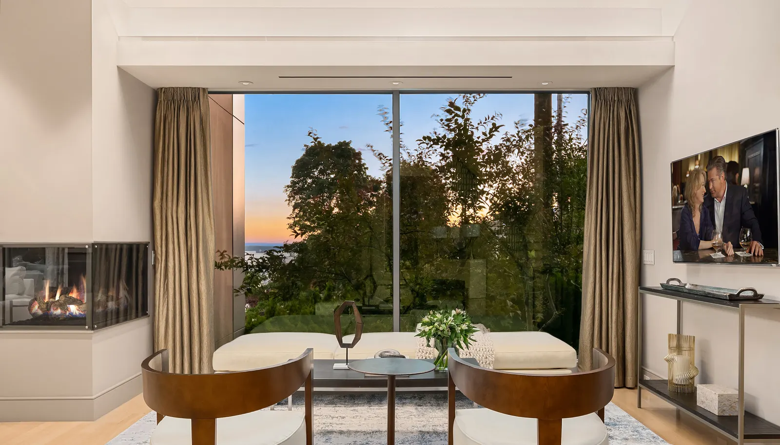 As you turn to the right there is this cozy niche with a western outlook, the perfect spot to enjoy a glass of wine and watch the evening news.