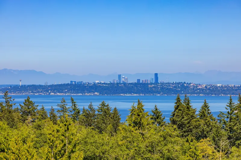 Sublime views of the Emerald City, Cascade Mountains, and deep blue Puget Sound!