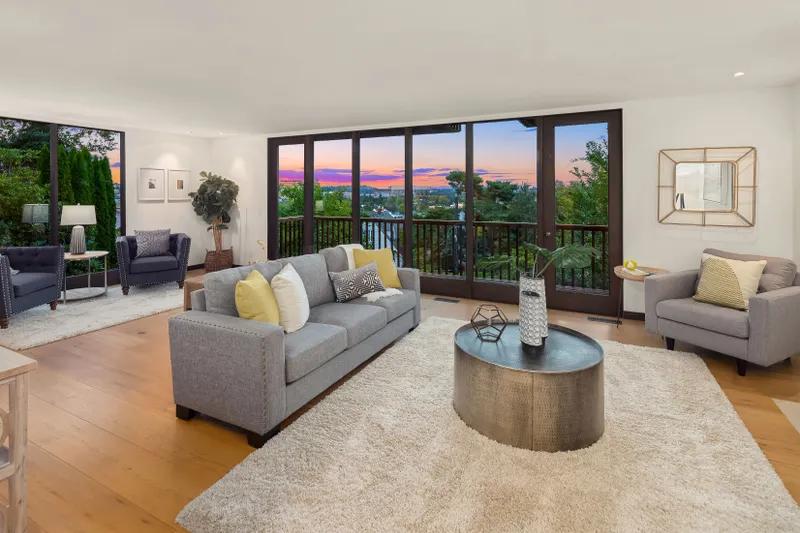 This west-facing grand-piano sized living room allows for sunny skies, stunning sunsets, and breathtaking views through its walls of glass.