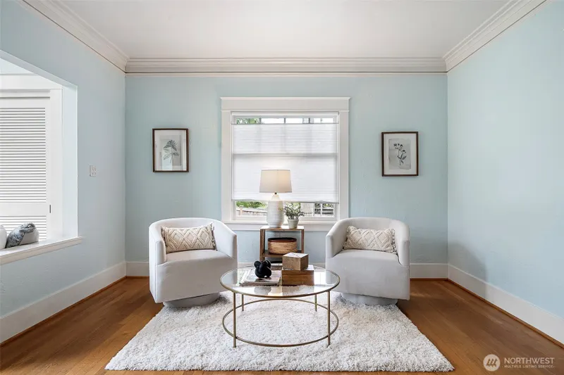 Sitting area to the left of the entry.