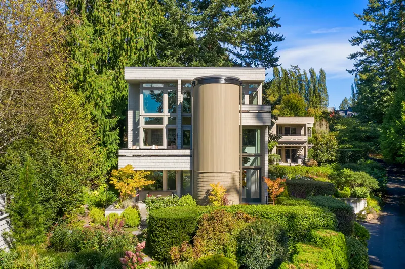 beautifully landscaped resort-like setting that's just a short stroll from shopping, dining and the Seattle ferry. beautifully landscaped resort-like setting that's just a short stroll from shopping, dining and the Seattle ferry.