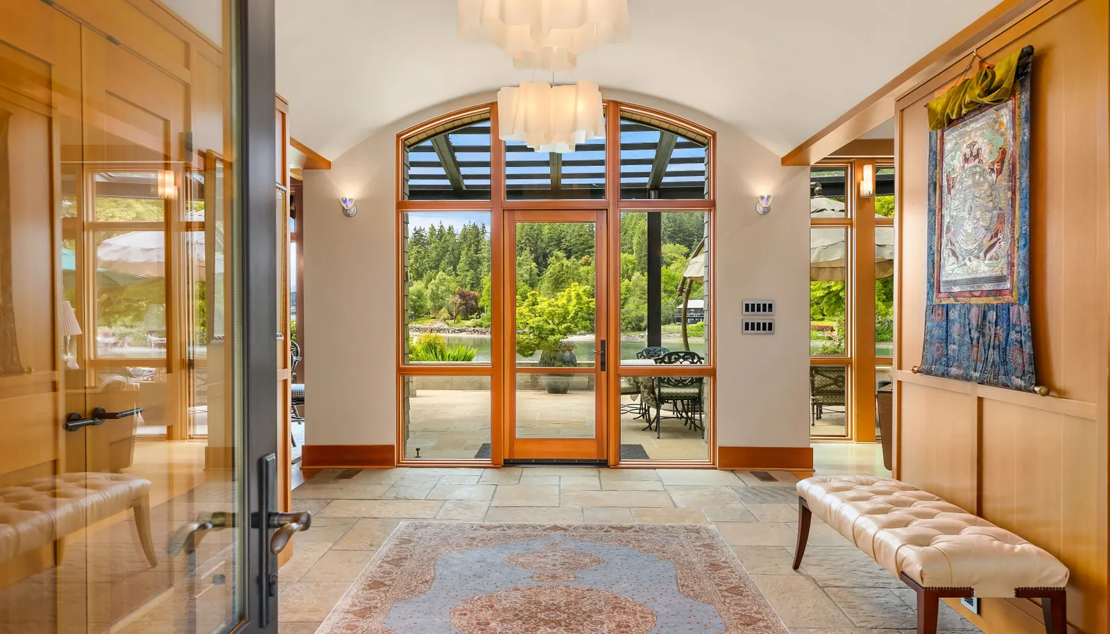 Upon entry the eye is drawn through the walls of glass to the waterside of the home, integrating indoor and outdoor spaces. 