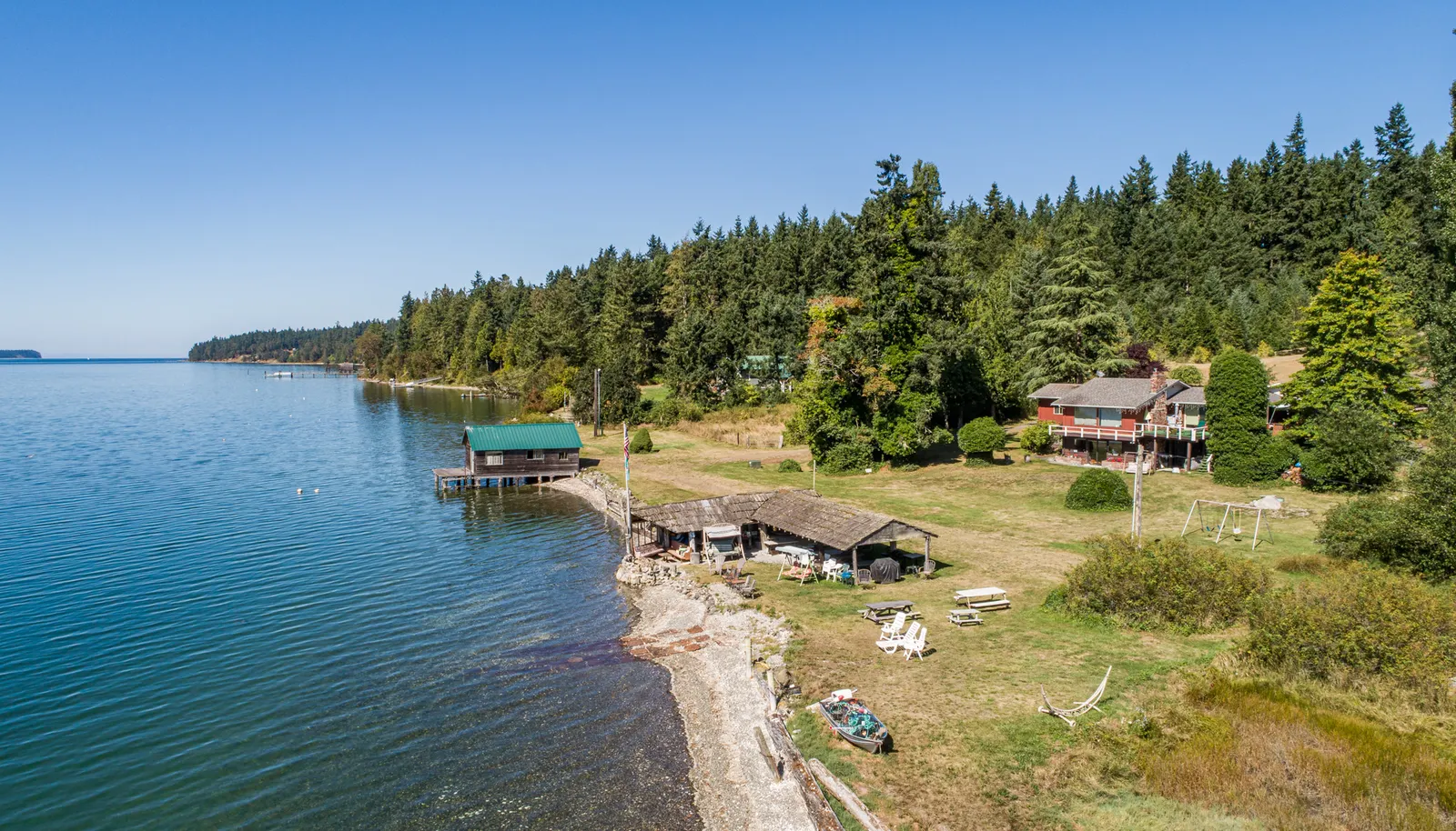 Approximately 800 Feet of No-Bank Waterfront. Approximately 800 Feet of No-Bank Waterfront.