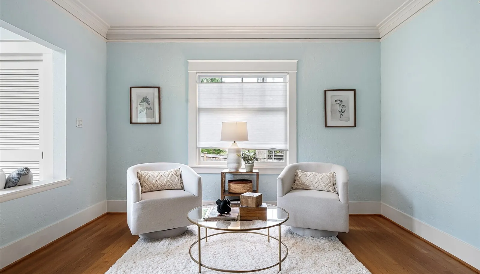 Sitting area to the left of the entry.