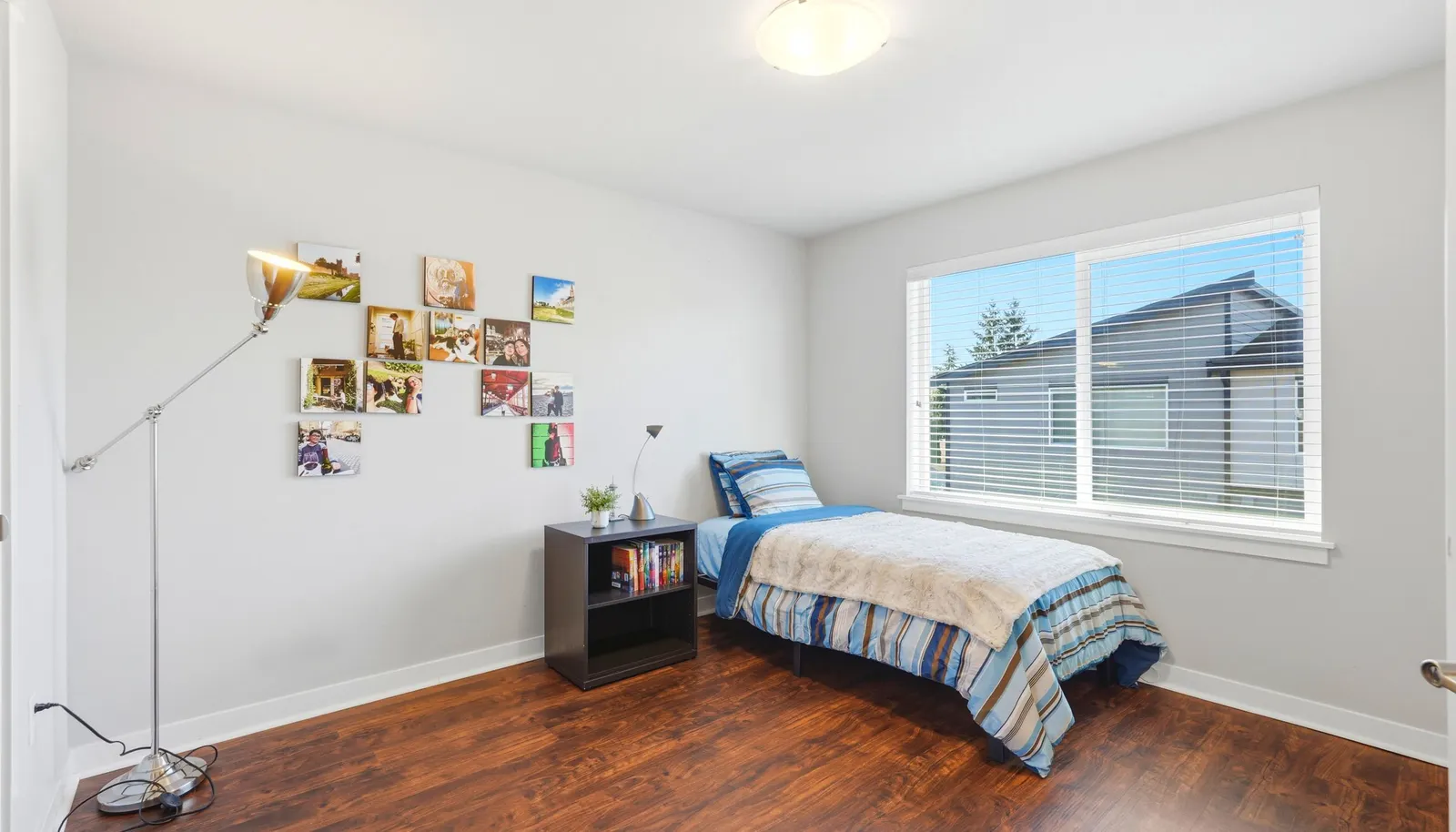 The versatile second bedroom with its own bathroom is ideal for guests, roommates or as a flexible room.