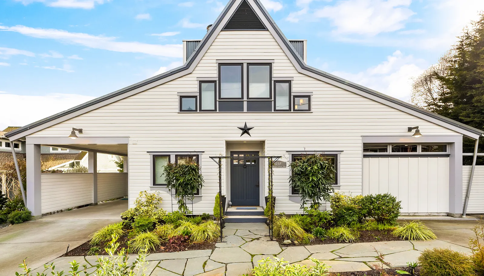 Street side off the charts curb appeal! This home is a Winslow landmark.