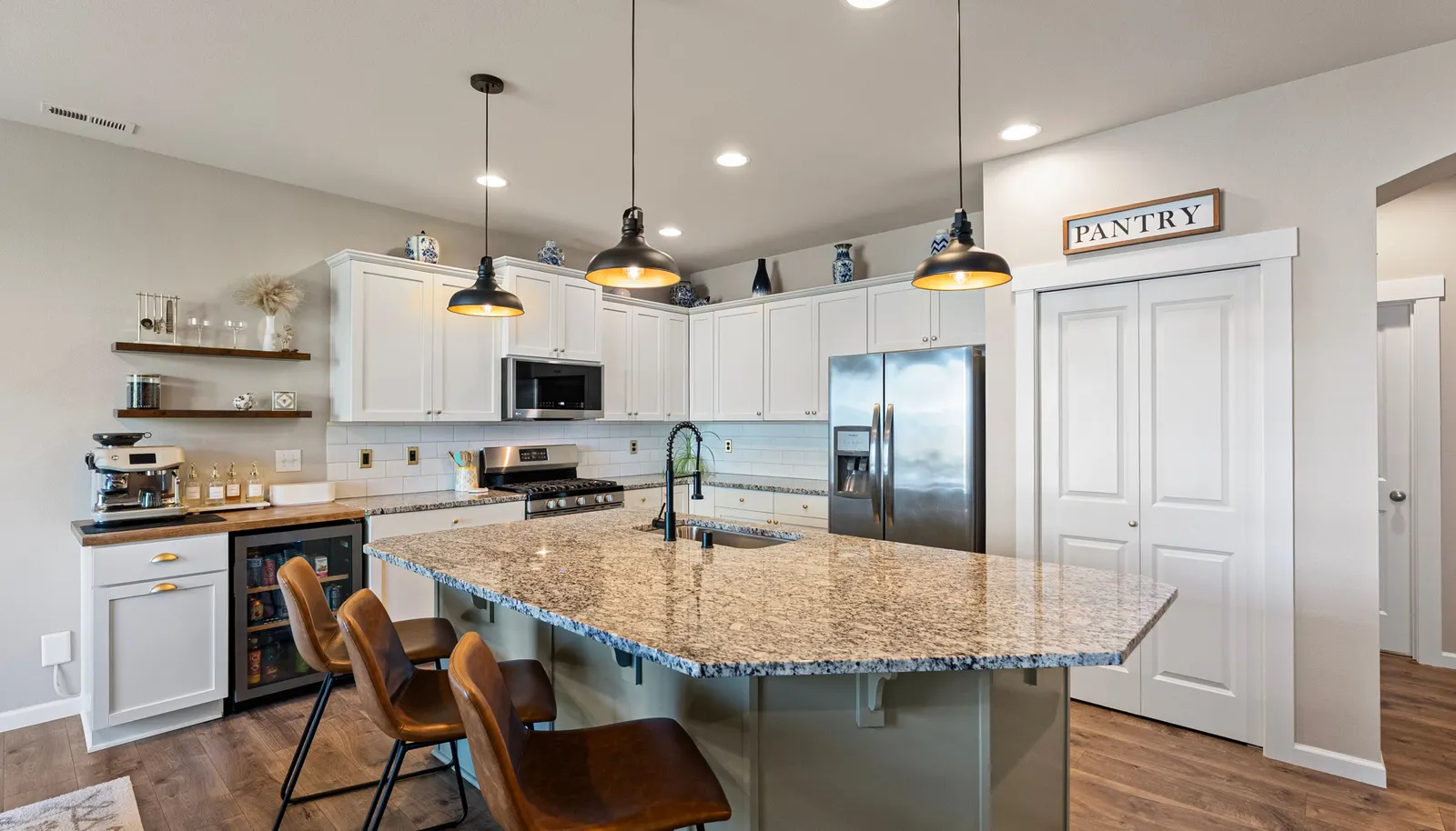 Kitchen w/large island.