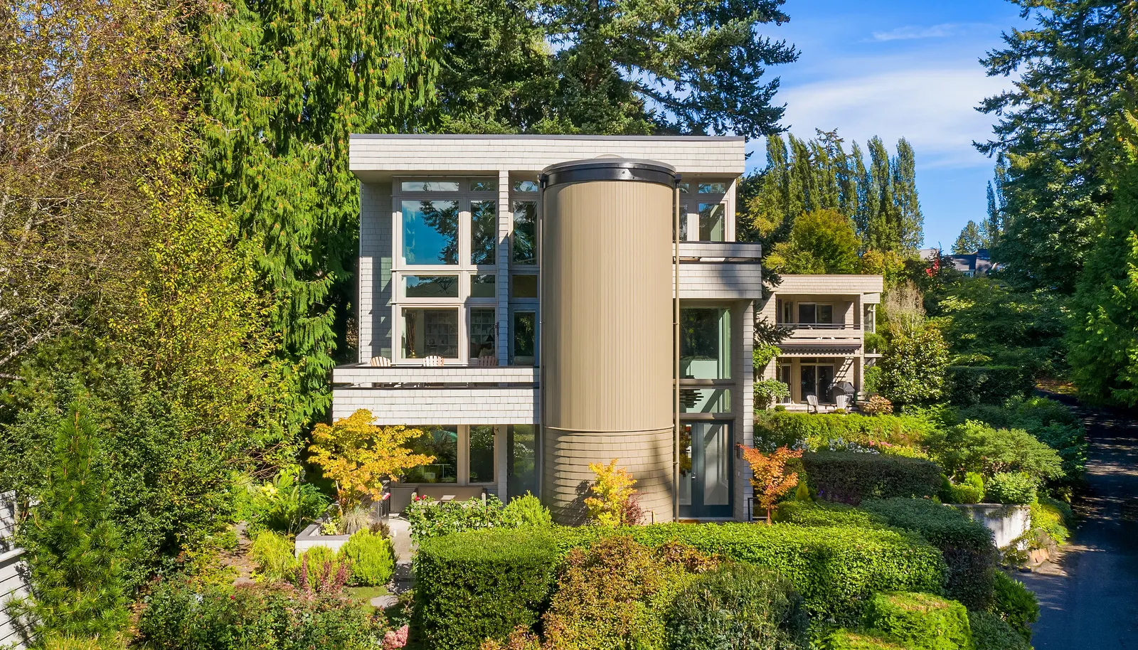 beautifully landscaped resort-like setting that's just a short stroll from shopping, dining and the Seattle ferry. beautifully landscaped resort-like setting that's just a short stroll from shopping, dining and the Seattle ferry.