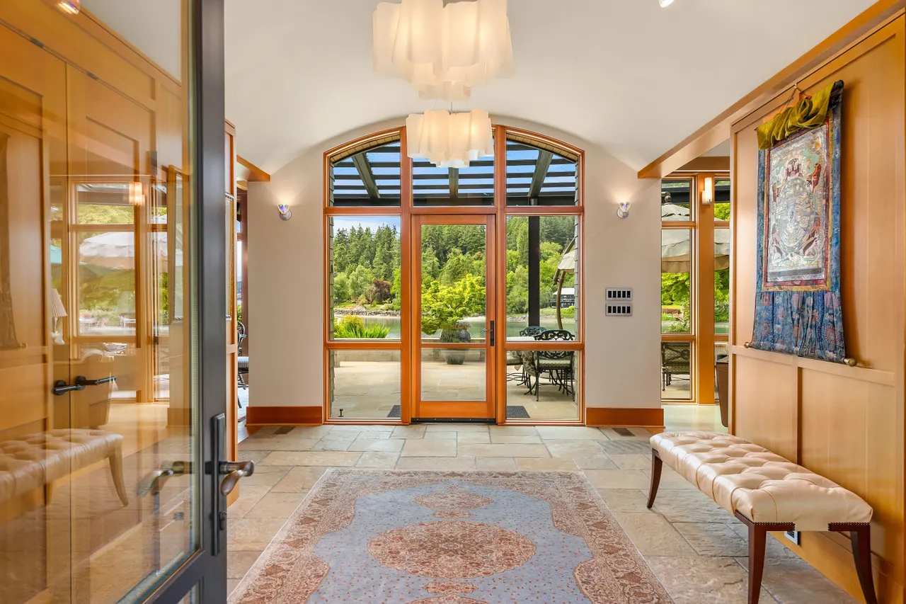 Upon entry the eye is drawn through the walls of glass to the waterside of the home, integrating indoor and outdoor spaces. 