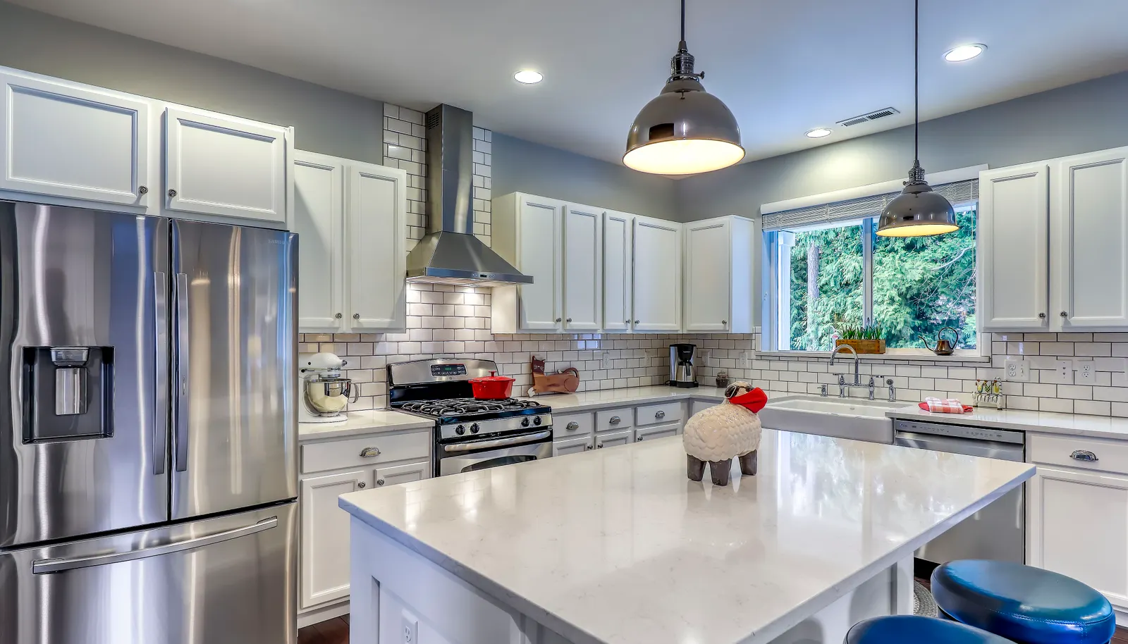 Gorgeous Quartz counters, huge eat-in-island, tile backsplash, newer S/S appliances!