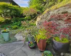 enjoy the space to have your favorite flower pots