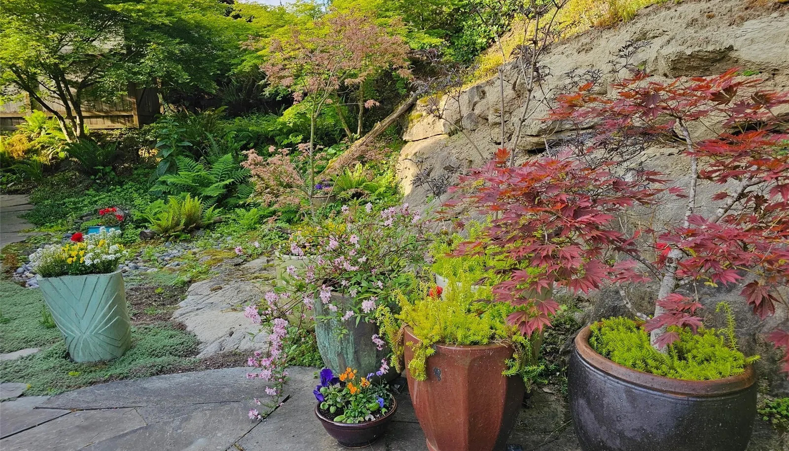 enjoy the space to have your favorite flower pots