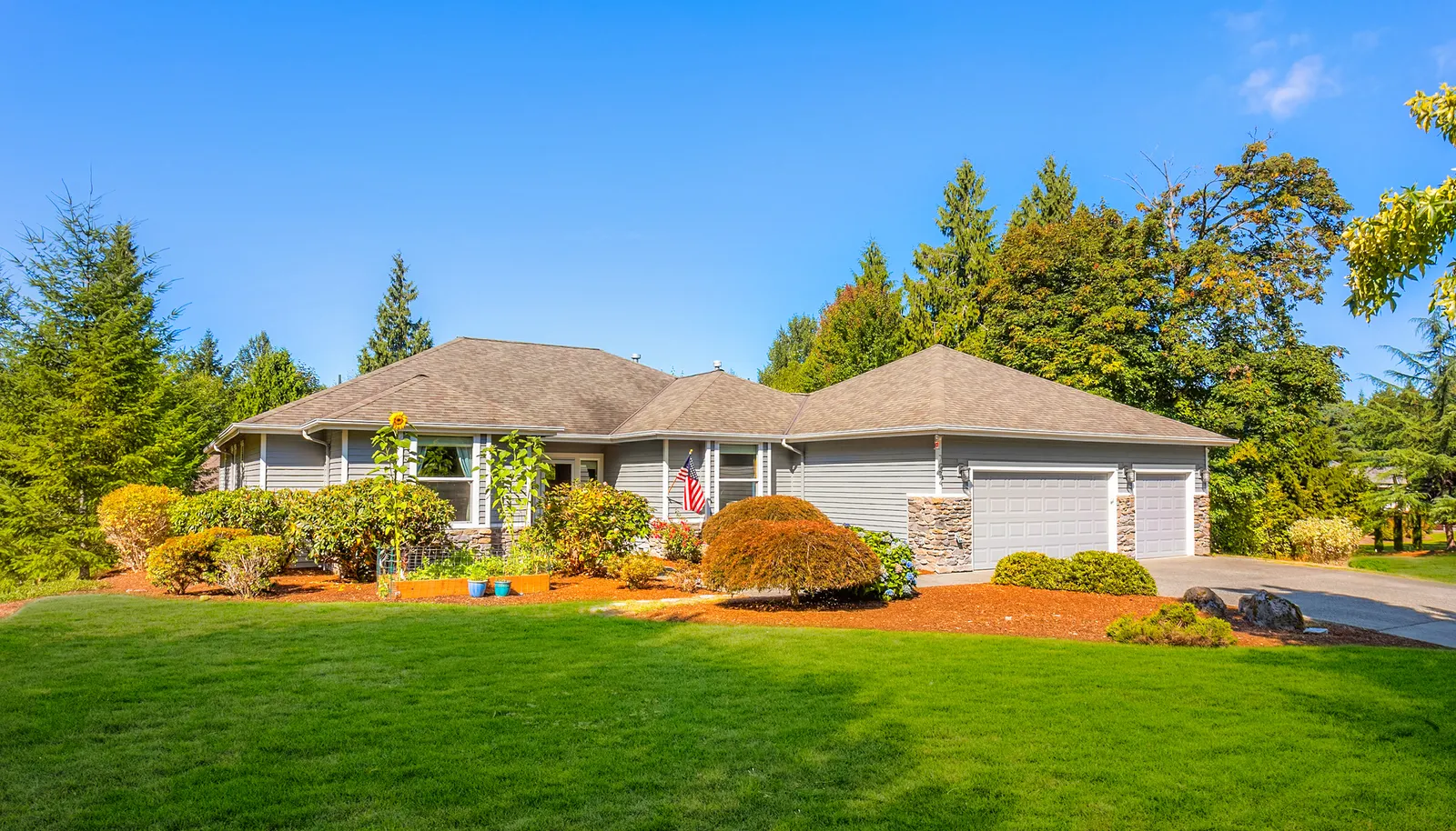 Professionally landscaped - corner lot Professionally landscaped - corner lot